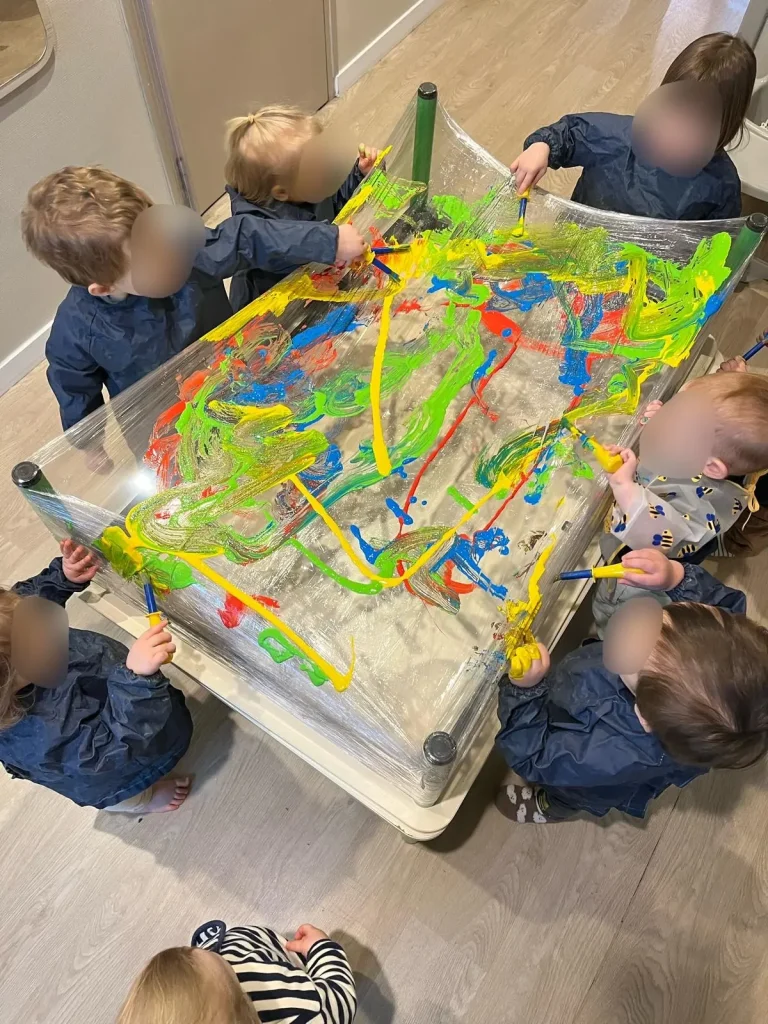 Atelier peinture à la micro crèche de Hallencourt