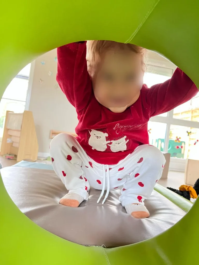 Enfant heureux à la micro crèche de Hallencourt