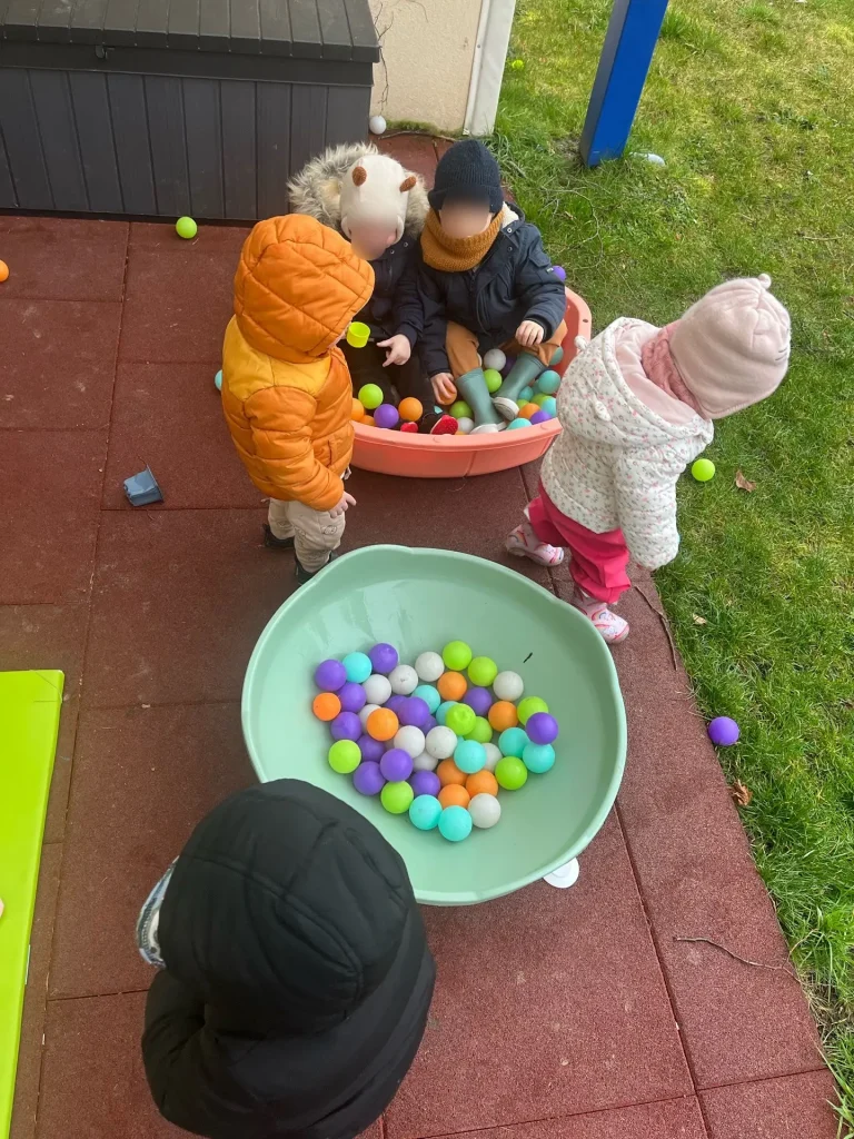 Enfants qui jouent à l'extérieur dans le jardin de la micro crèche de Hallencourt