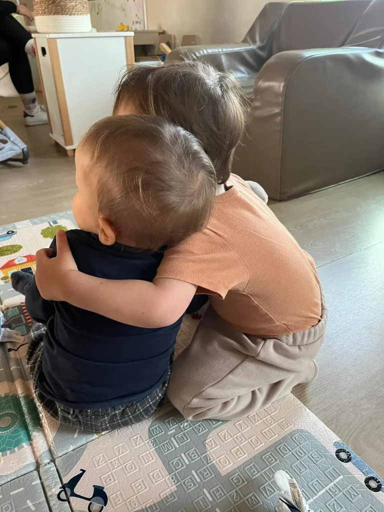 Enfants de dos à la micro crèche de Hallencourt