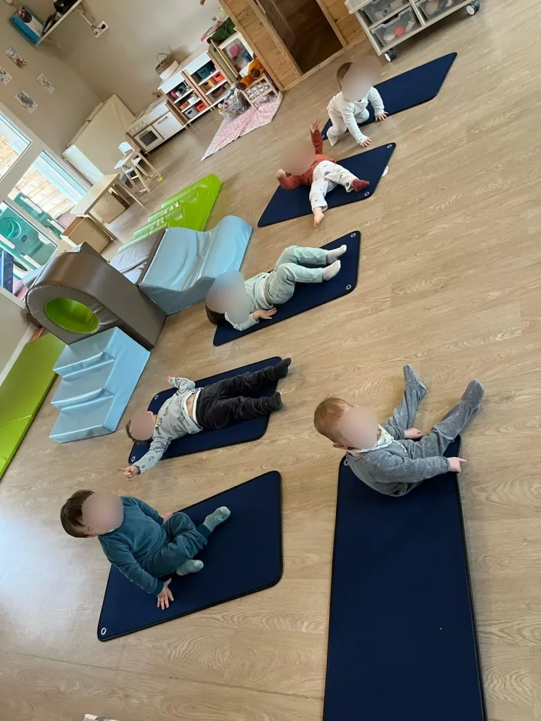 Groupe d'enfants qui se relaxent dans la crèche de Hallencourt