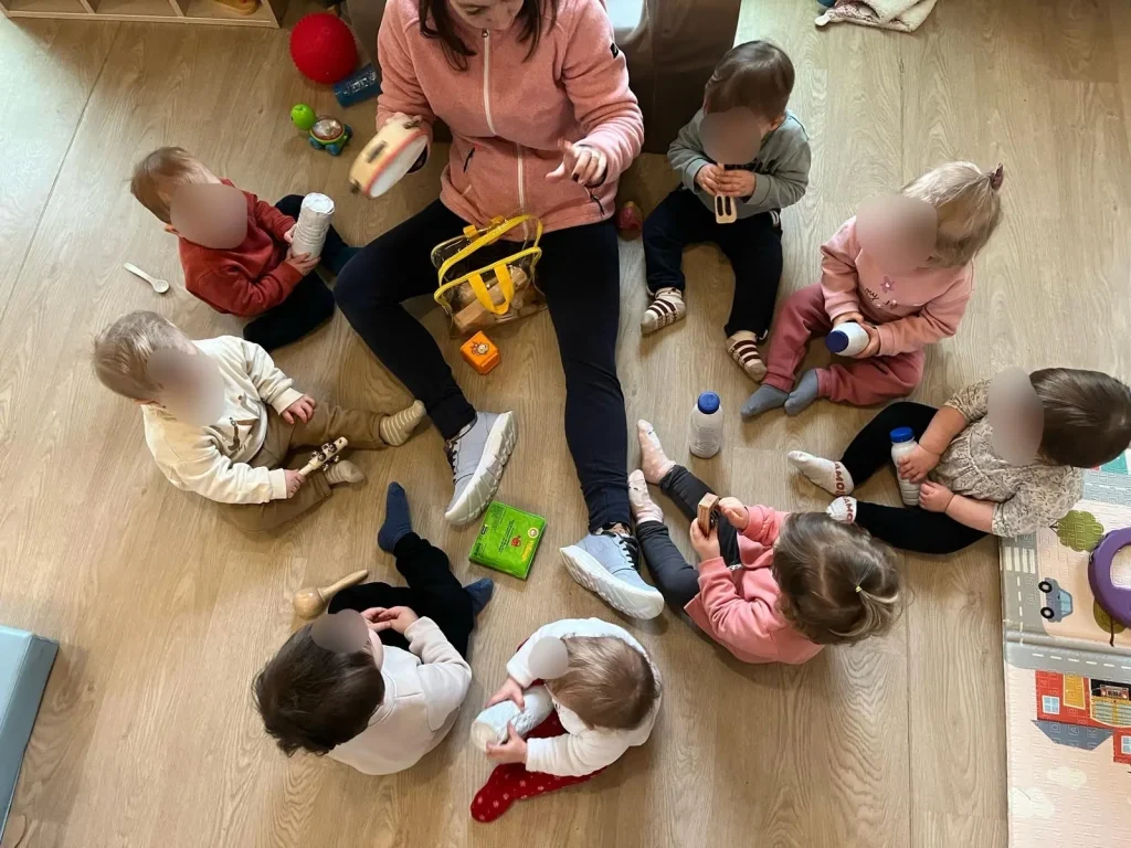 Animatrice qui raconte une histoire aux enfants de la micro creche de Hallencourt